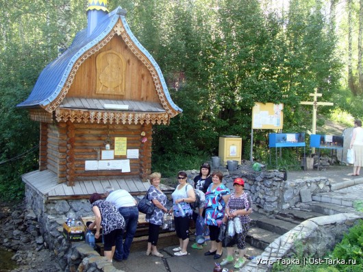 Паломники из Усть-Таркского района у святого источника